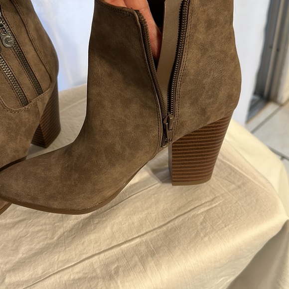 Women’s Guess booties - Picture 3 of 6